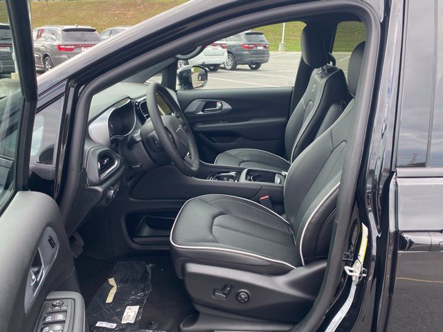 New 2026 Chrysler Pacifica Limited w/ S Appearance Package FWD image 15