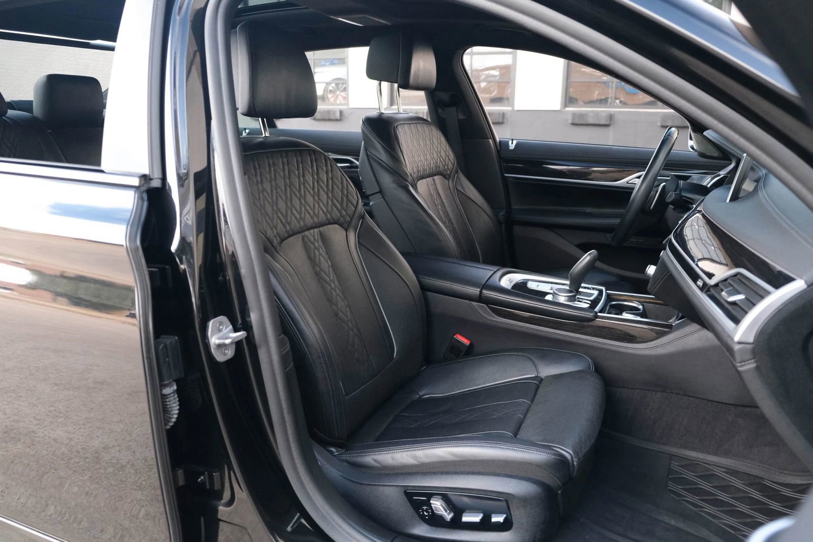 Used 2019 BMW 750i w/ M Sport Package image 30