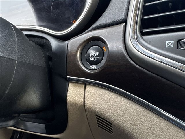 Used 2017 Jeep Grand Cherokee Limited image 16