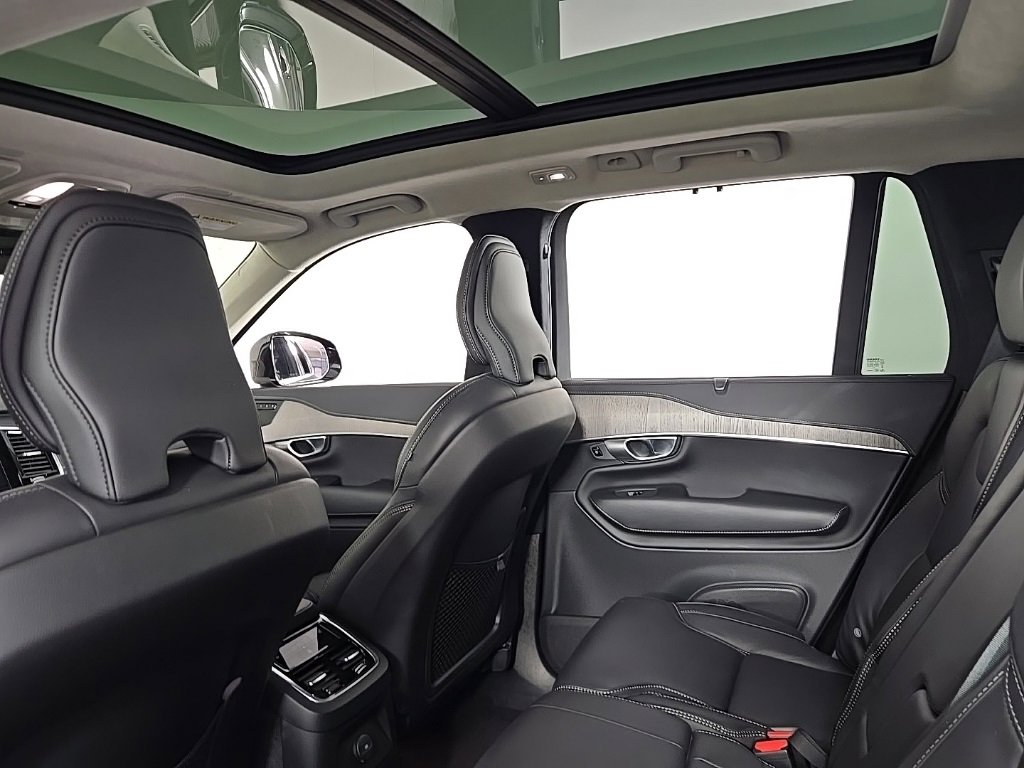 Certified 2024 Volvo XC90 T8 Ultimate w/ Lounge Package image 18