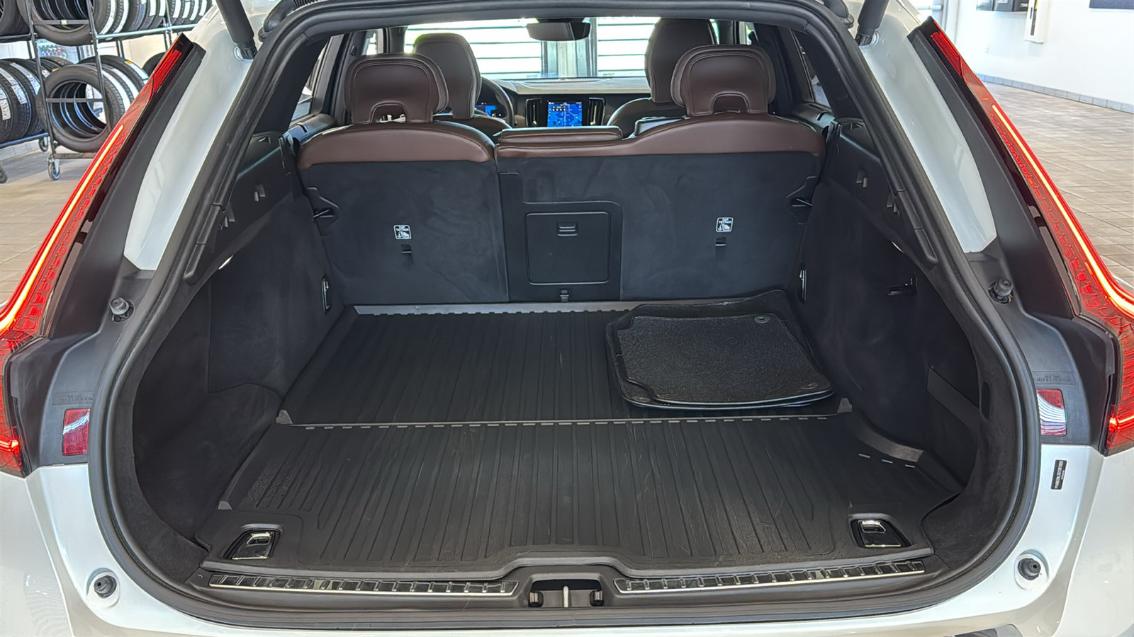 Used 2025 Volvo V90 B6 Cross Country Ultra w/ Protection Package Premier AWD/4WD image 29