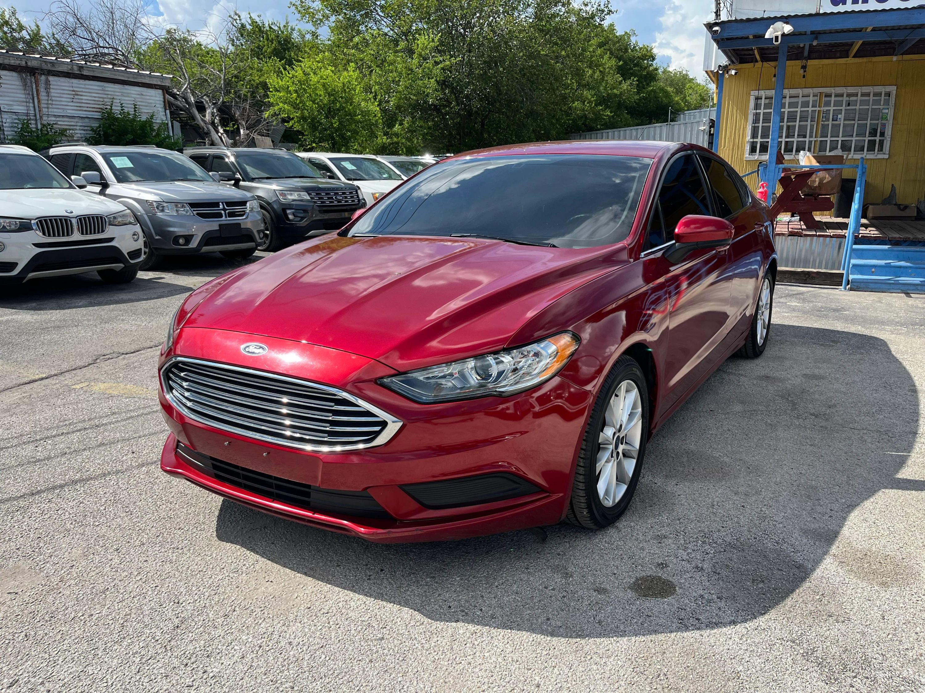 Used 2017 Ford Fusion SE w/ Fusion SE Technology Package FWD image 3