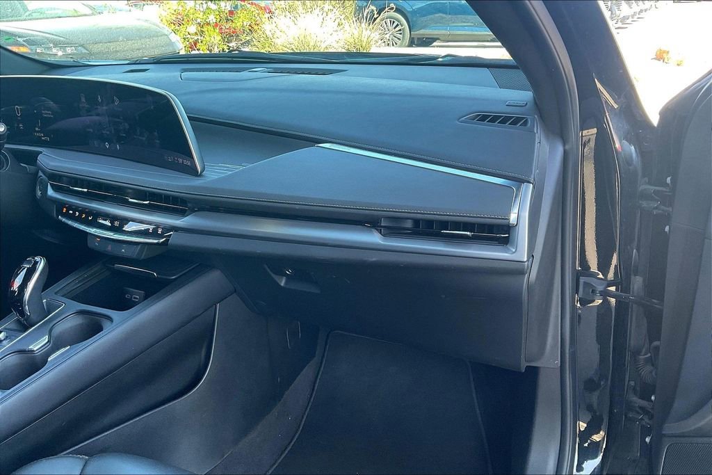 Used 2025 Cadillac XT4 Premium Luxury image 16