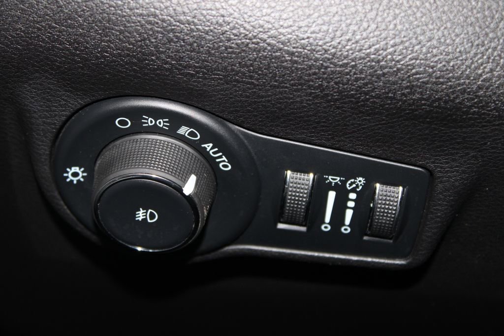 Used 2024 Jeep Compass Latitude image 39