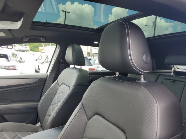 Certified 2025 Volkswagen Atlas Cross Sport SE w/ Panoramic Sunroof Package FWD image 23