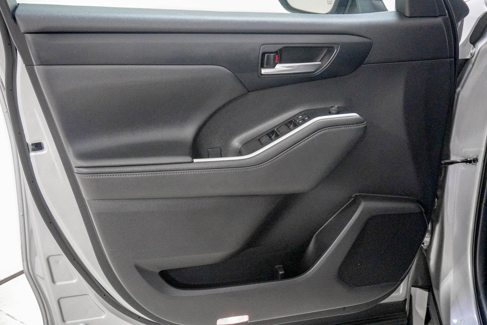 Used 2021 Toyota Highlander XLE image 17