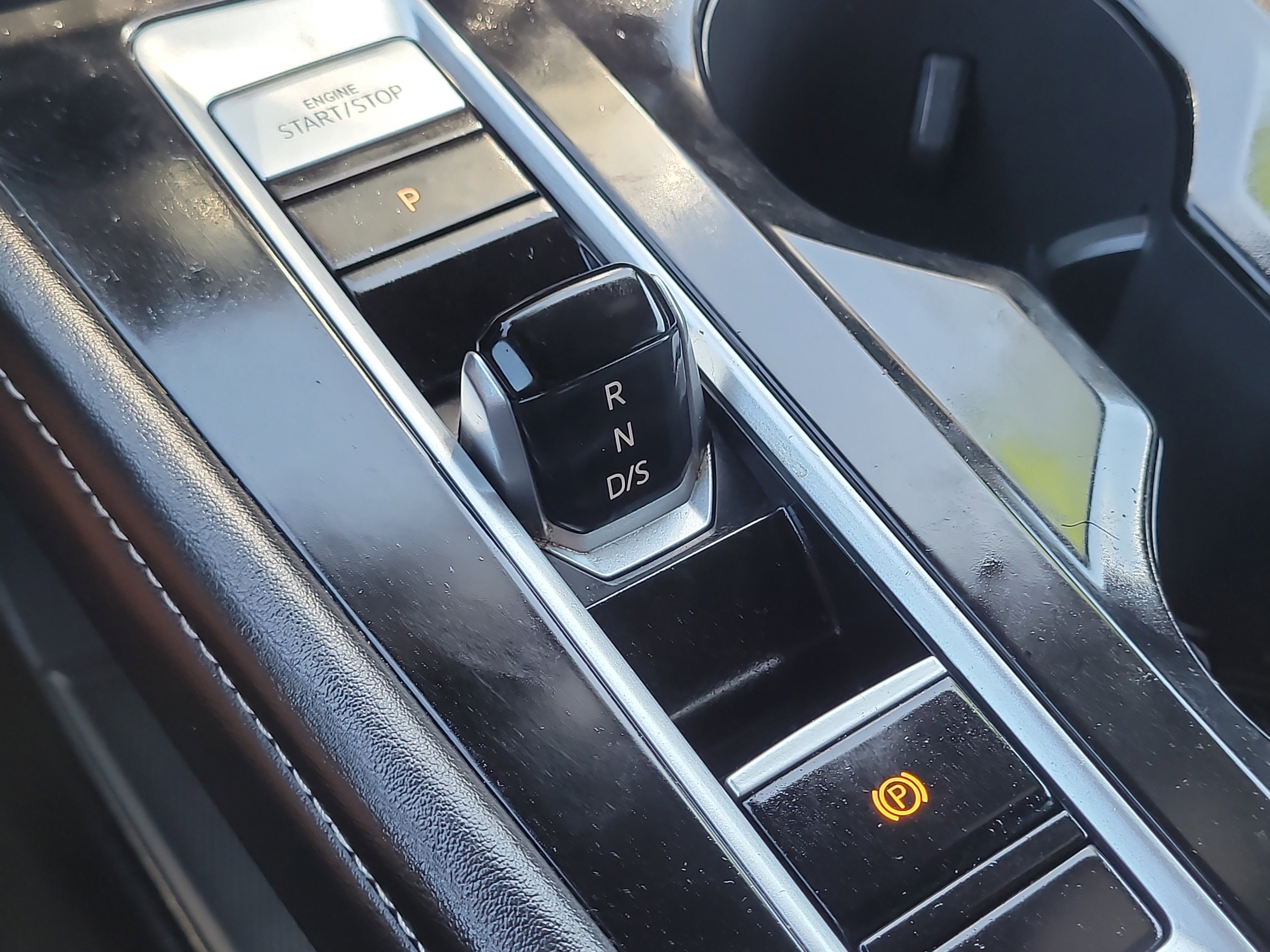 Used 2024 Volkswagen Atlas Cross Sport SE image 31