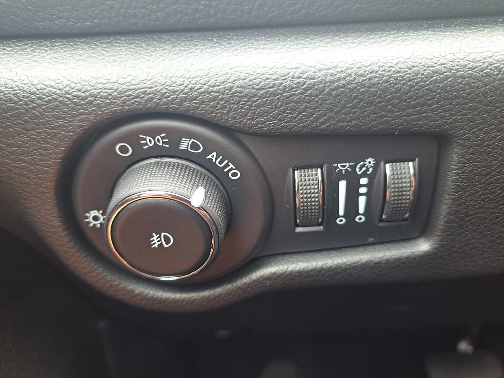 Used 2023 Chrysler Pacifica Pinnacle FWD image 20