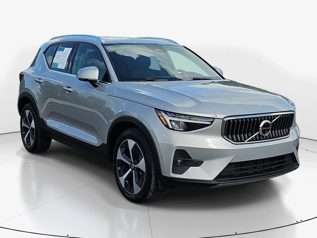 Used 2025 Volvo XC40 B5 Plus AWD/4WD video 3