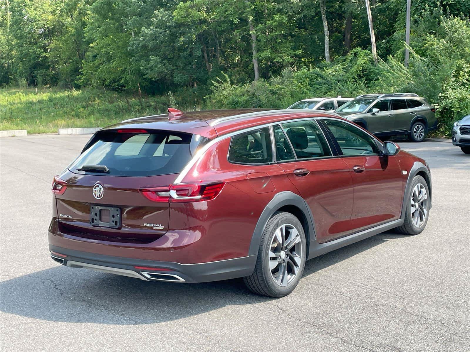Used 2018 Buick Regal Preferred w/ Sights and Sounds Package AWD/4WD image 5