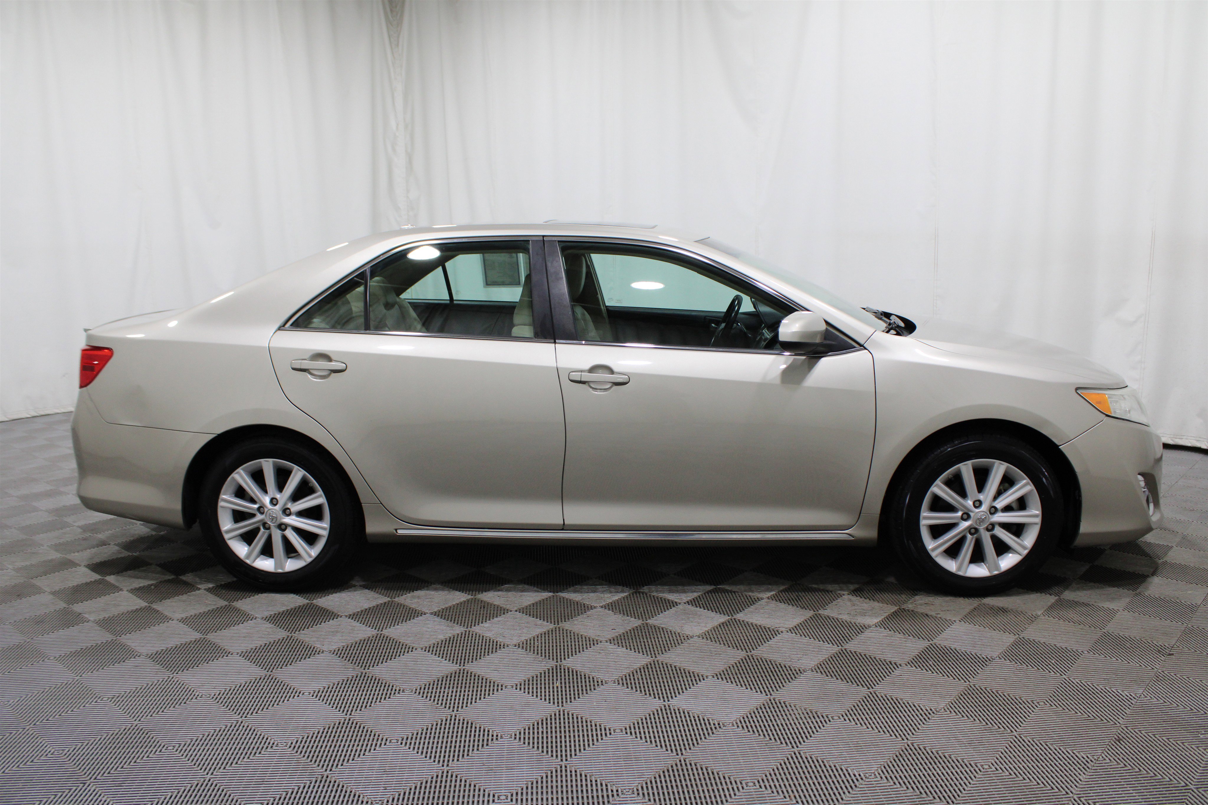 Used 2014 Toyota Camry SE image 23