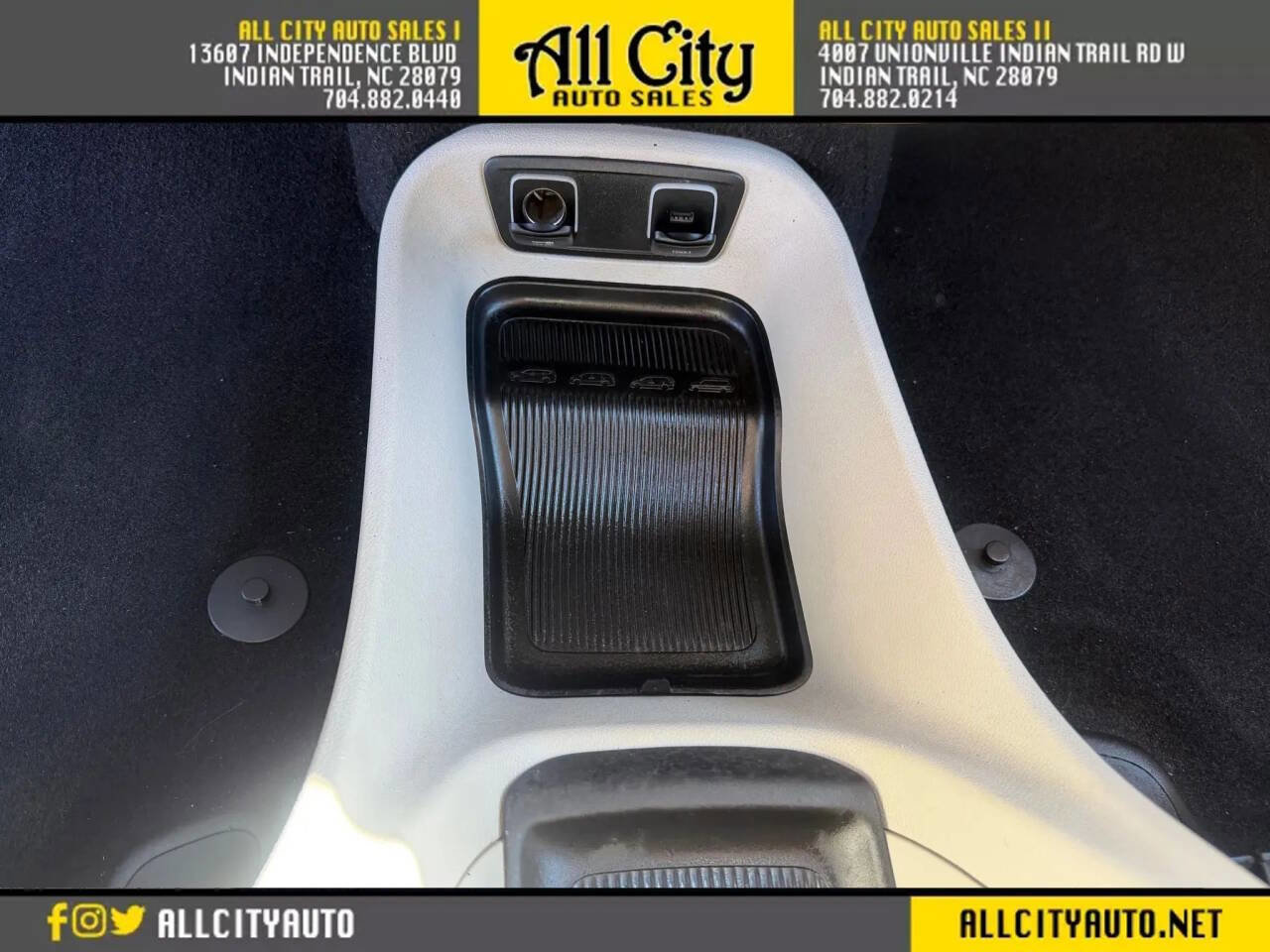 Used 2020 Chrysler Voyager Lxi FWD image 19