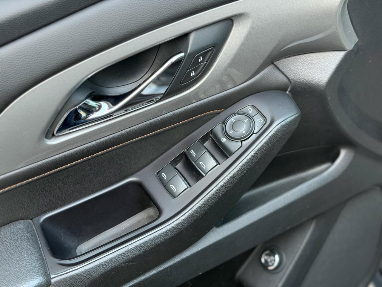 Used 2020 Chevrolet Traverse LT FWD image 23