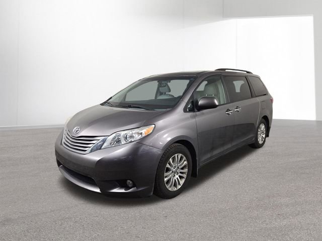 Used 2015 Toyota Sienna XLE w/ Four Season Floor Mat Package image 2