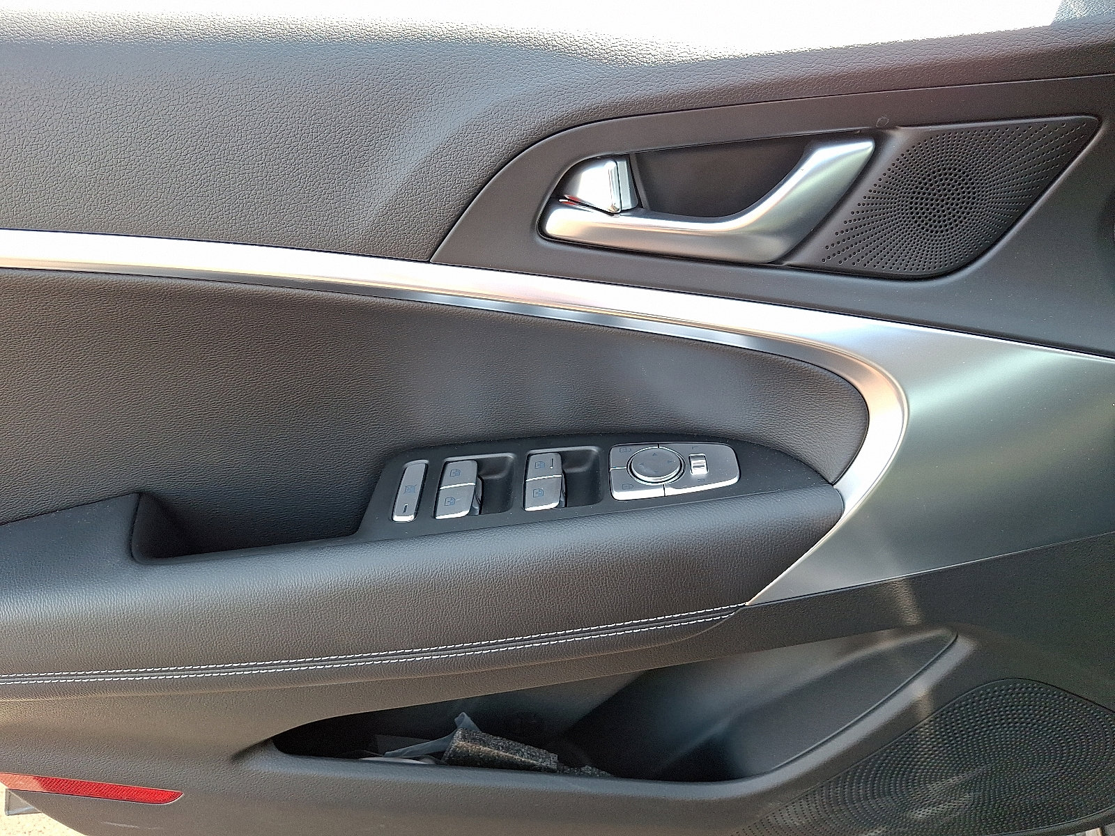 Used 2025 Genesis G70 2.5T image 12