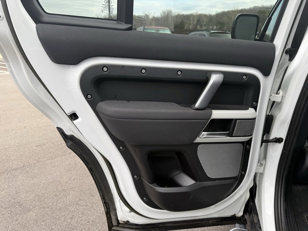 Used 2023 Land Rover Defender 130 X-Dynamic SE image 18