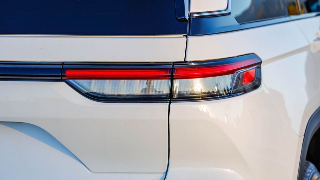 New 2025 Jeep Grand Cherokee Laredo X w/ Luxury Tech Group I image 10