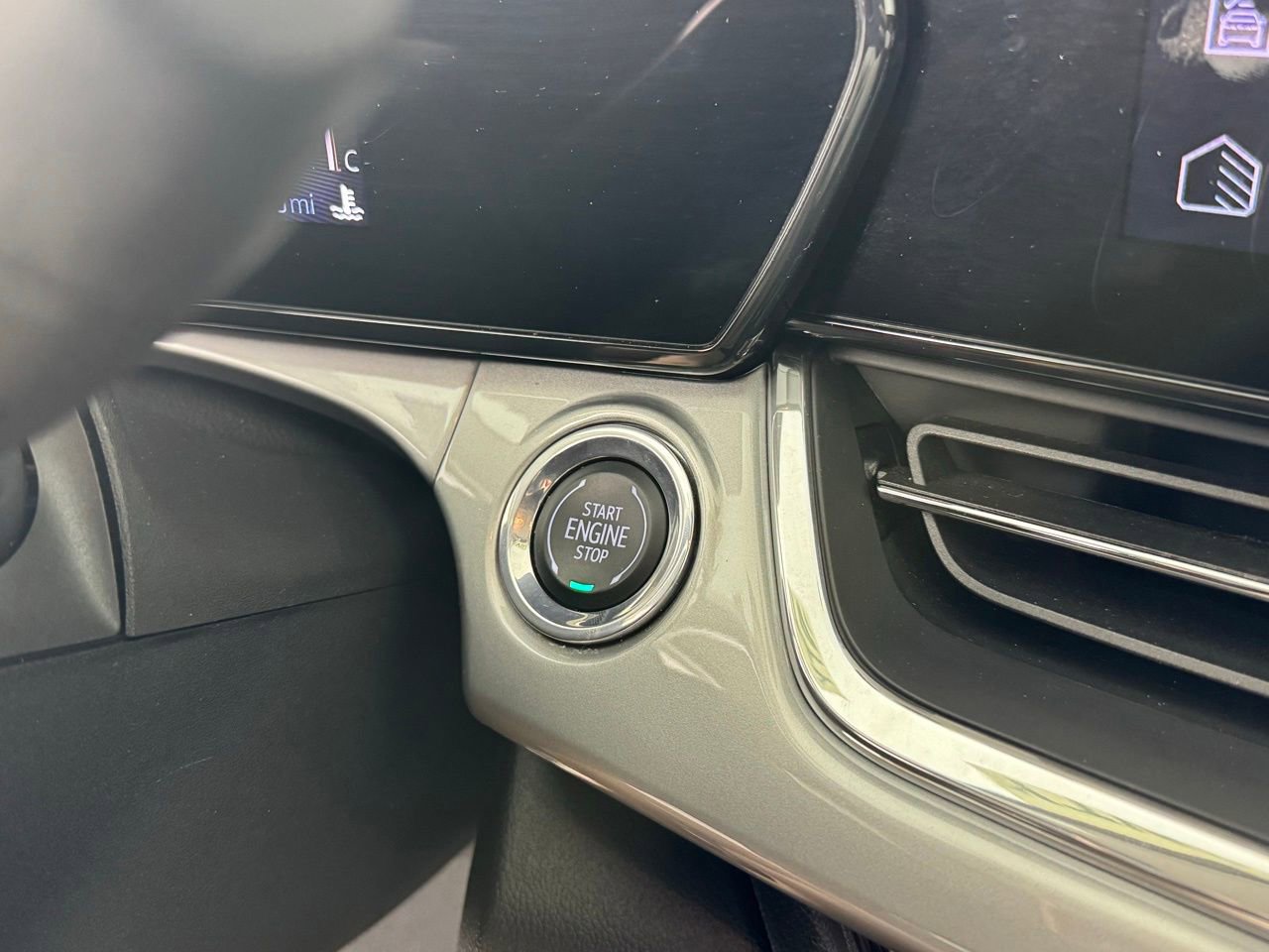 Used 2025 Chevrolet Trax LT FWD image 26