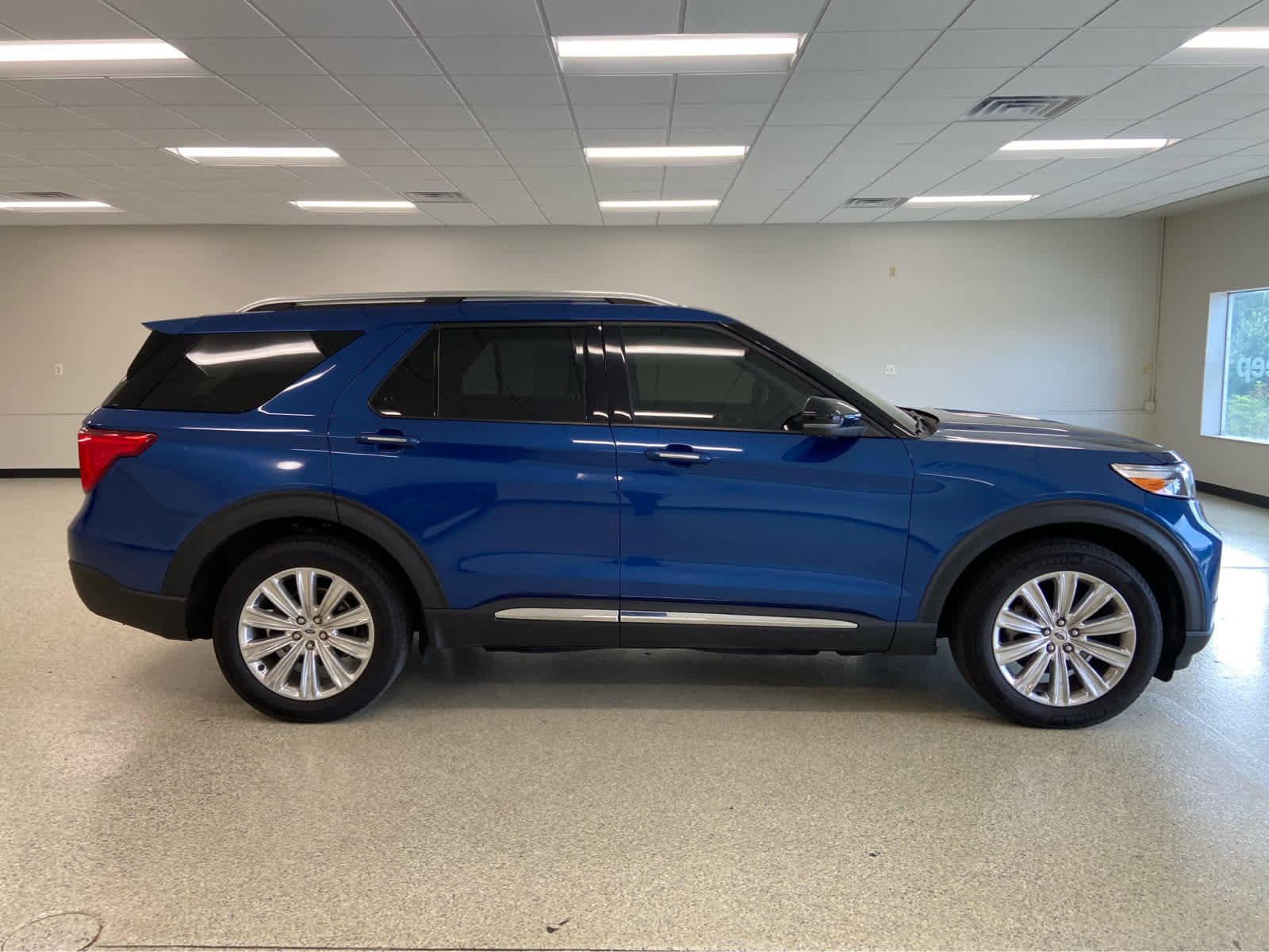 Used 2022 Ford Explorer Limited w/ Equipment Group 301A AWD/4WD image 7