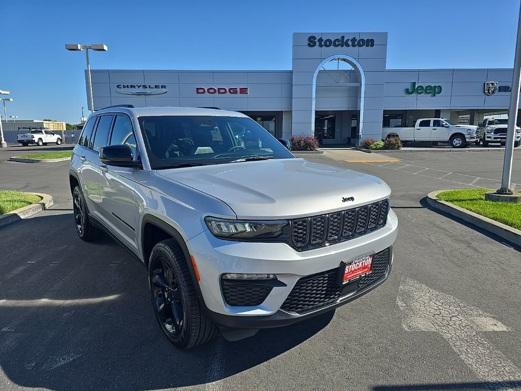 New 2025 Jeep Grand Cherokee Limited w/ Black Appearance Package AWD/4WD image 2