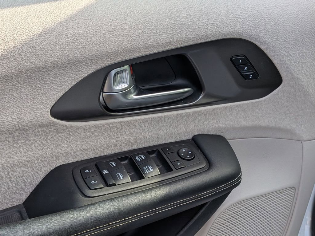 Used 2023 Chrysler Pacifica Touring-L image 10