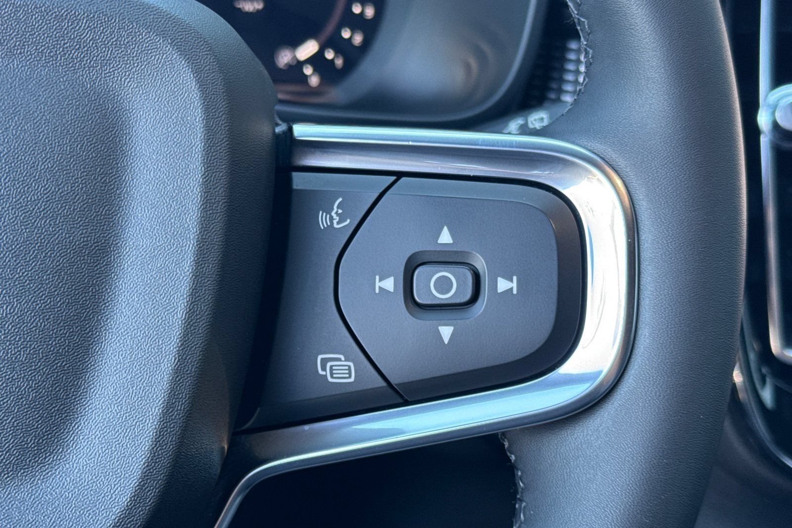 Used 2023 Volvo XC40 B5 Plus w/ Protection Package Premier AWD/4WD image 28