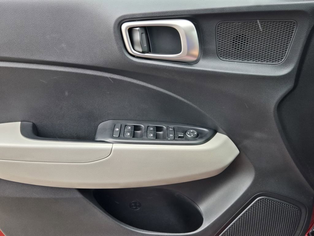 Certified 2024 Hyundai Venue SEL FWD image 30