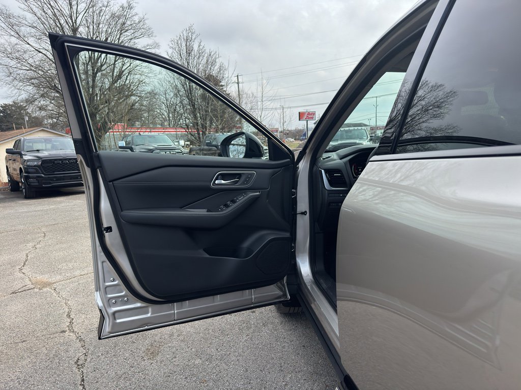 New 2026 Nissan Rogue Platinum image 18