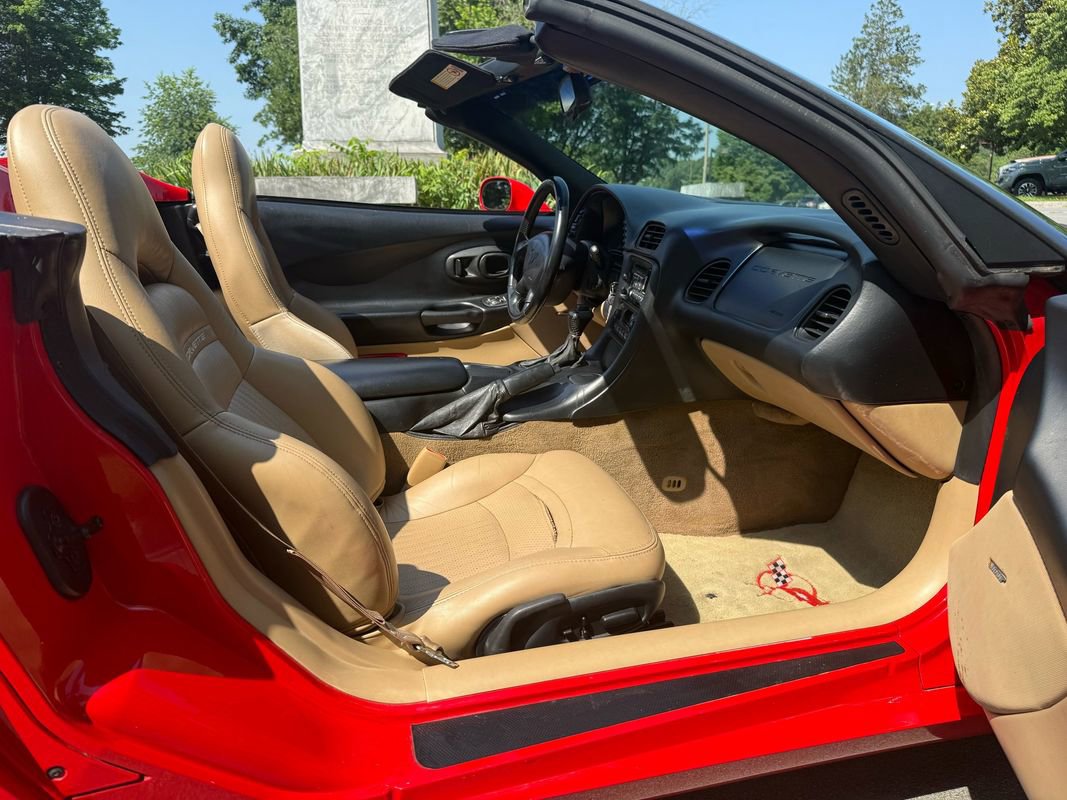 Used 2000 Chevrolet Corvette Convertible w/ Performance Handling Pkg image 32