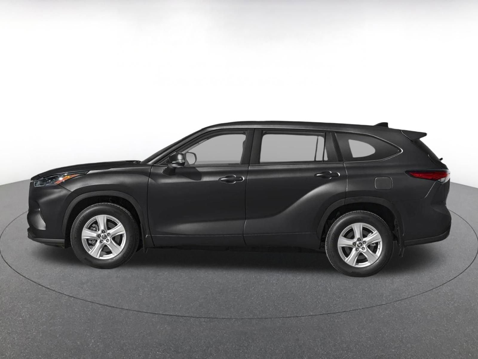 Used 2025 Toyota Highlander LE FWD image 3