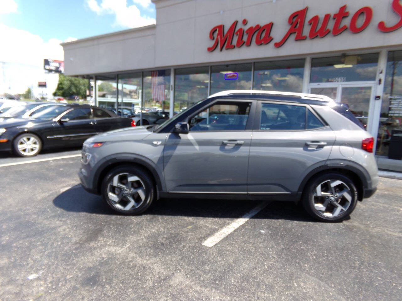 Used 2023 Hyundai Venue Limited FWD image 48