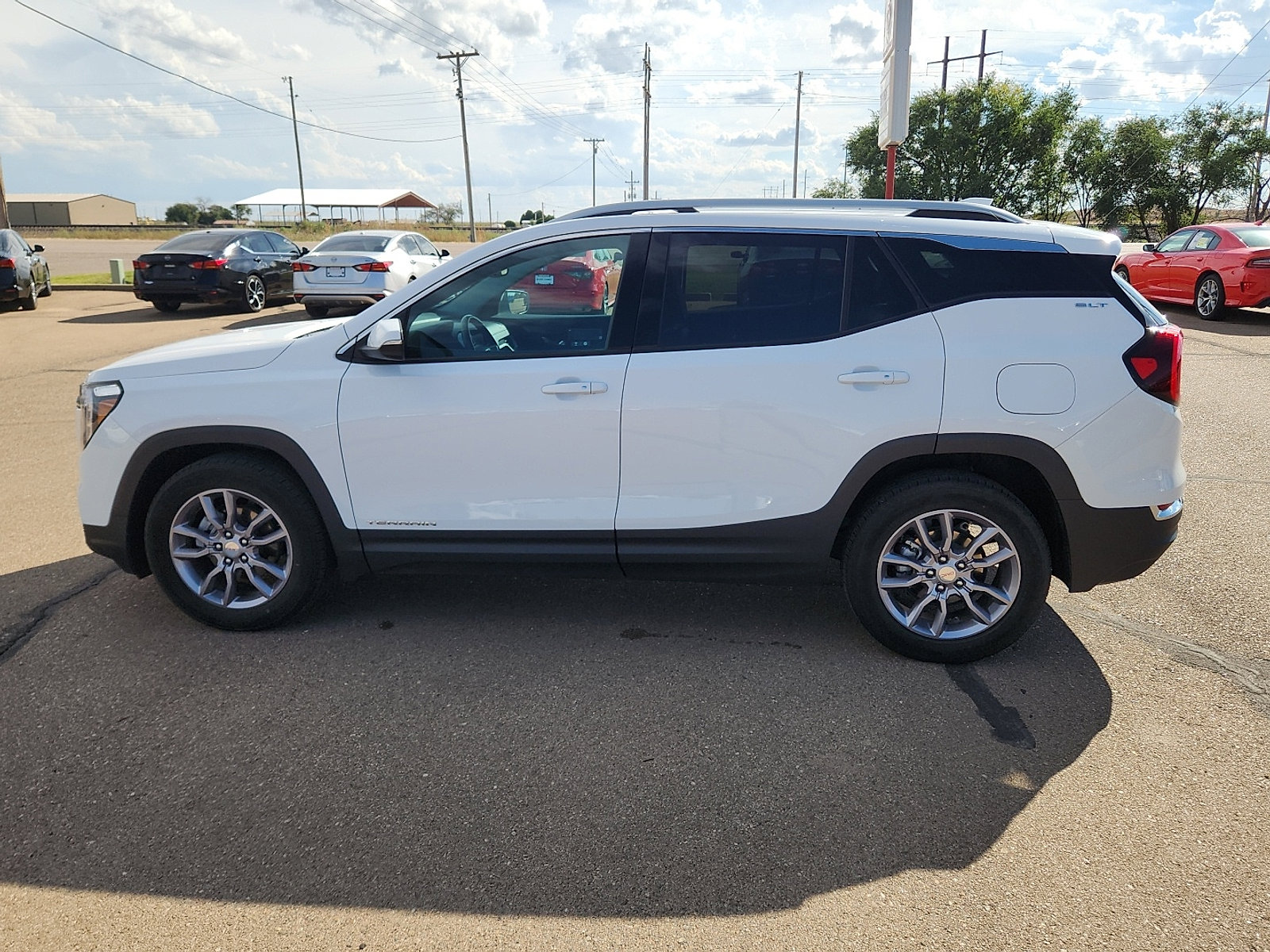 Used 2023 GMC Terrain SLT image 2