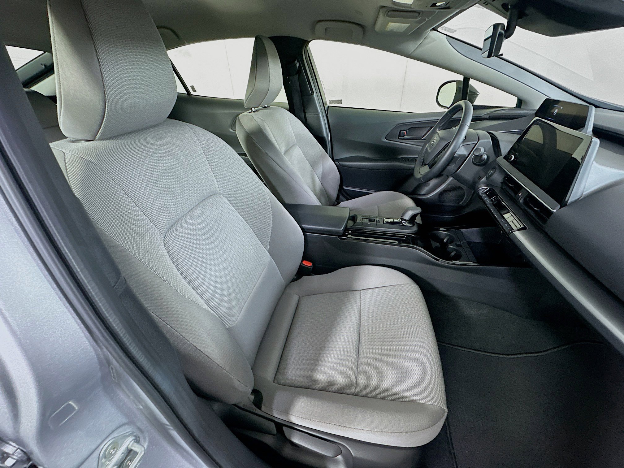 Used 2025 Toyota Prius LE FWD image 29