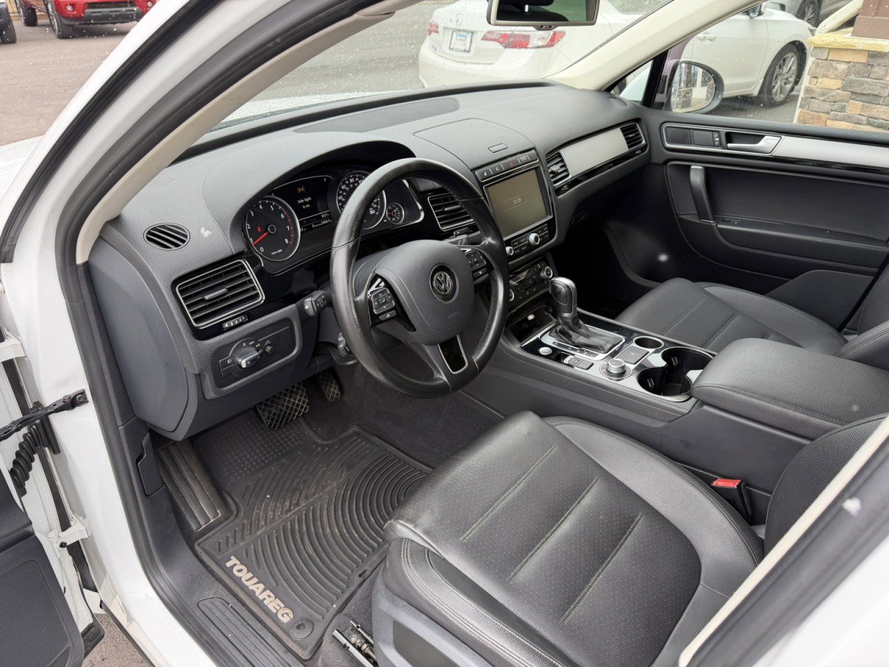 Used 2016 Volkswagen Touareg Lux image 22