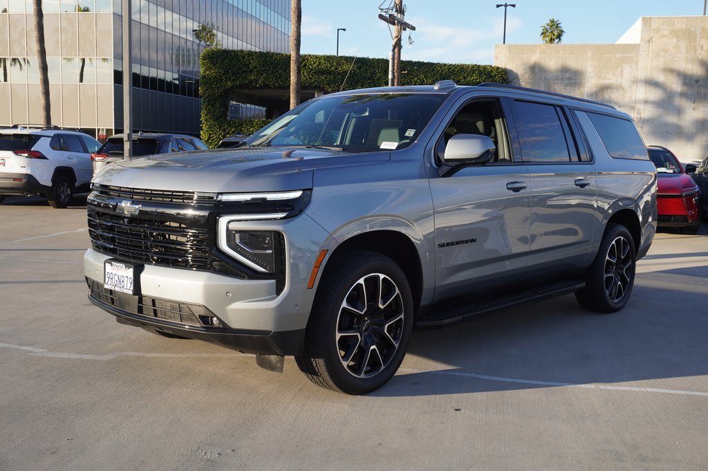 Used 2025 Chevrolet Suburban RST image 3