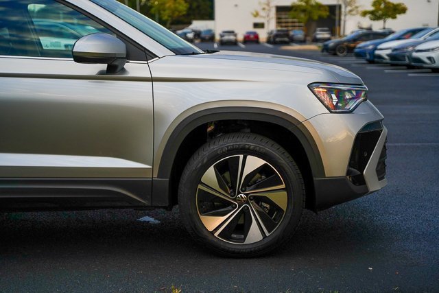 Certified 2025 Volkswagen Taos SE w/ Panoramic Sunroof Package image 39