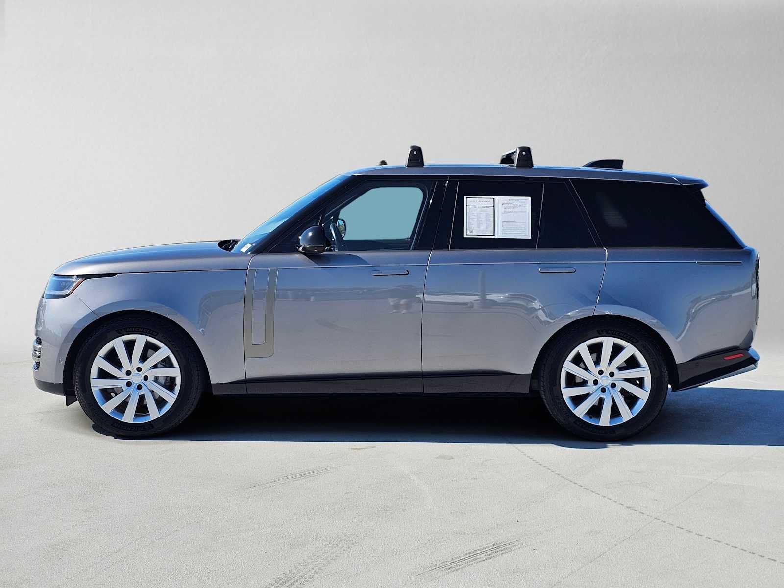 Used 2024 Land Rover Range Rover SE AWD/4WD image 2