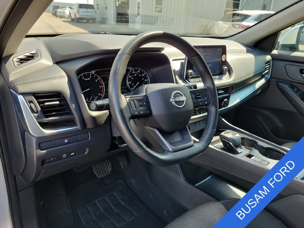 Used 2025 Nissan Rogue SV FWD image 18