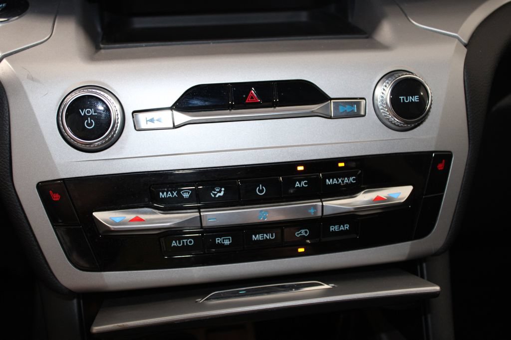 Used 2024 Ford Explorer XLT RWD image 45