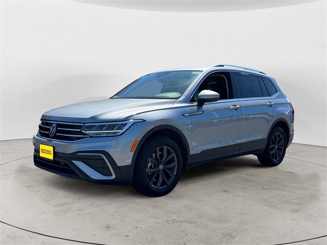 Used 2023 Volkswagen Tiguan SE w/ Panoramic Sunroof Package image 2