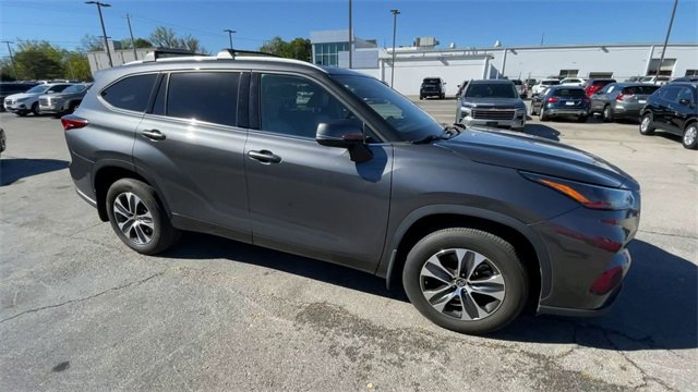 Used 2022 Toyota Highlander XLE image 3
