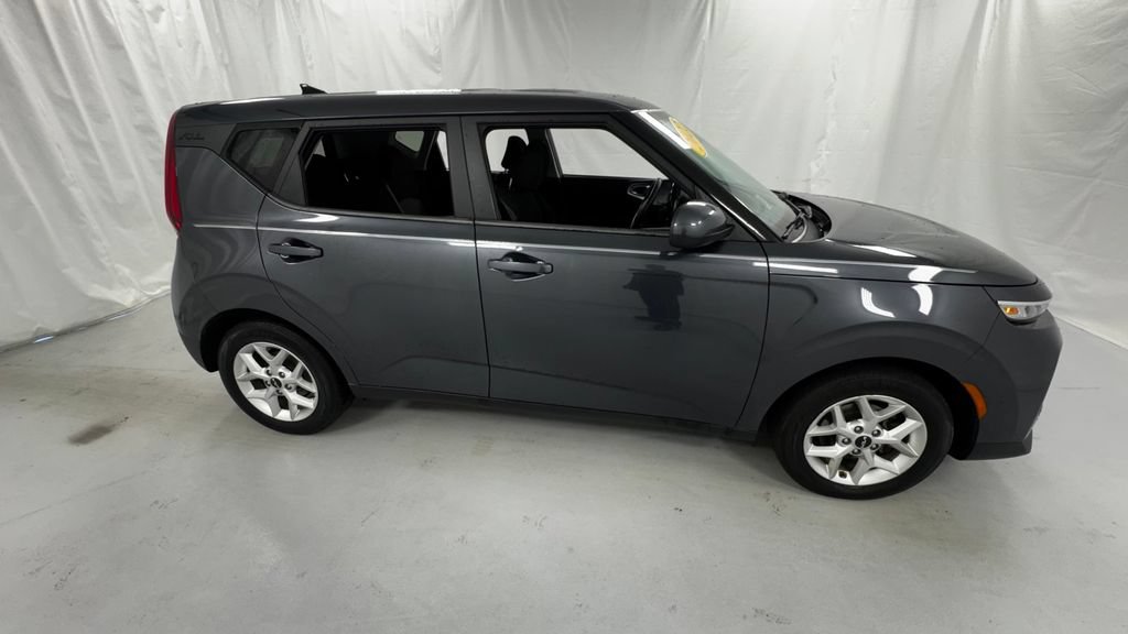 Used 2022 Kia Soul LX w/ Technology Package FWD image 3