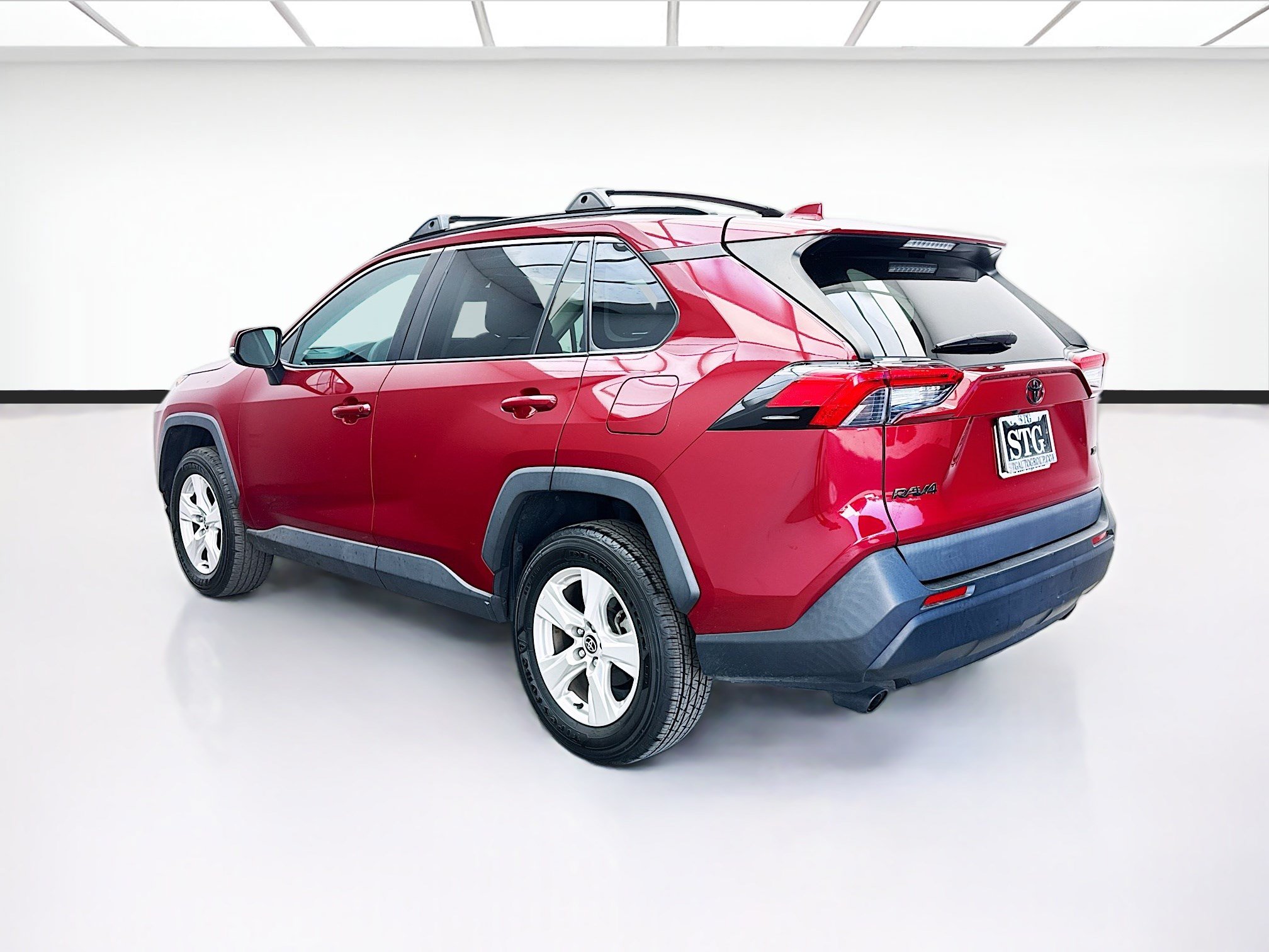 Used 2021 Toyota RAV4 XLE w/ Convenience Package FWD image 6
