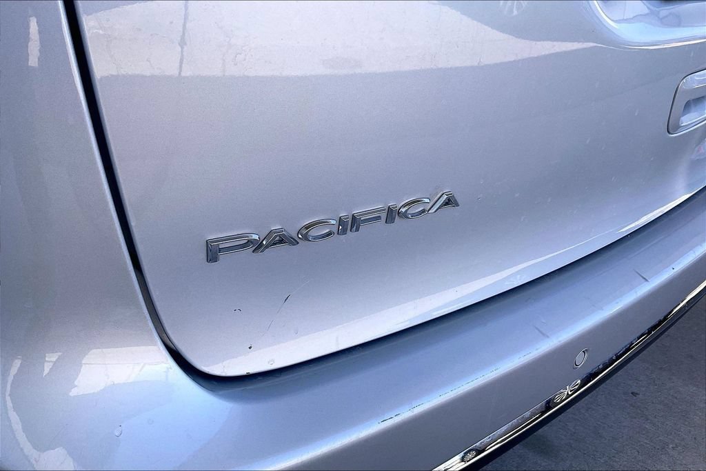 Used 2024 Chrysler Pacifica Touring-L FWD image 8
