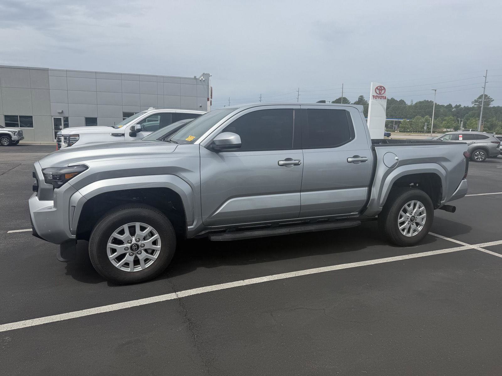 Used 2024 Toyota Tacoma SR5 AWD/4WD image 4