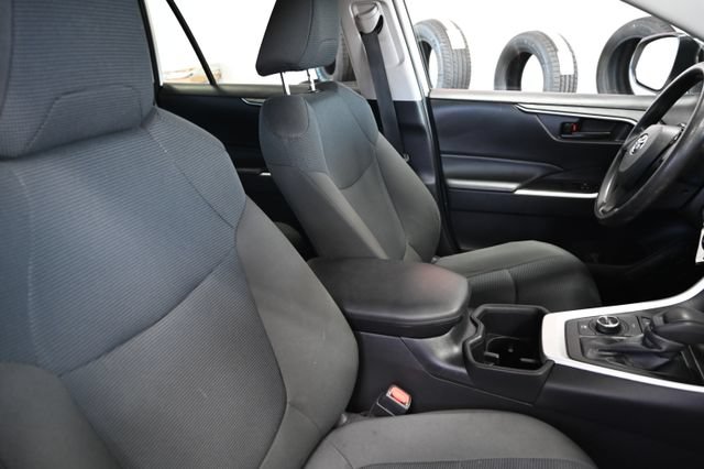 Used 2022 Toyota RAV4 LE AWD/4WD image 9