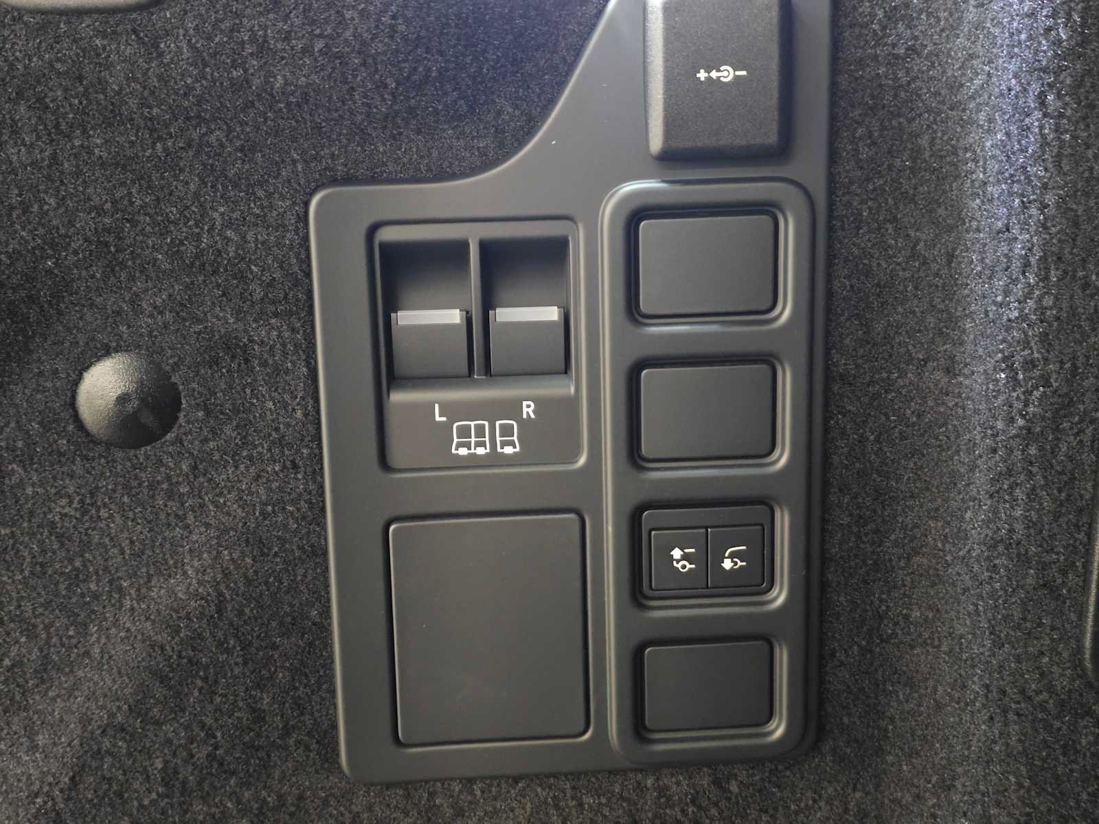 New 2026 Land Rover Discovery Limited Edition AWD/4WD image 15