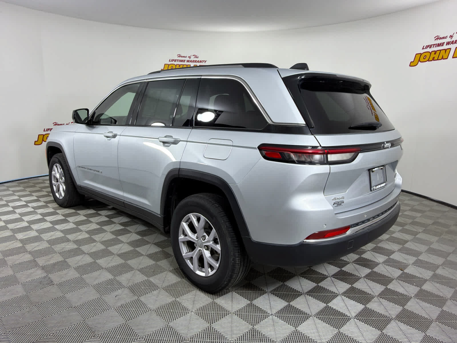 Used 2022 Jeep Grand Cherokee Limited AWD/4WD image 3