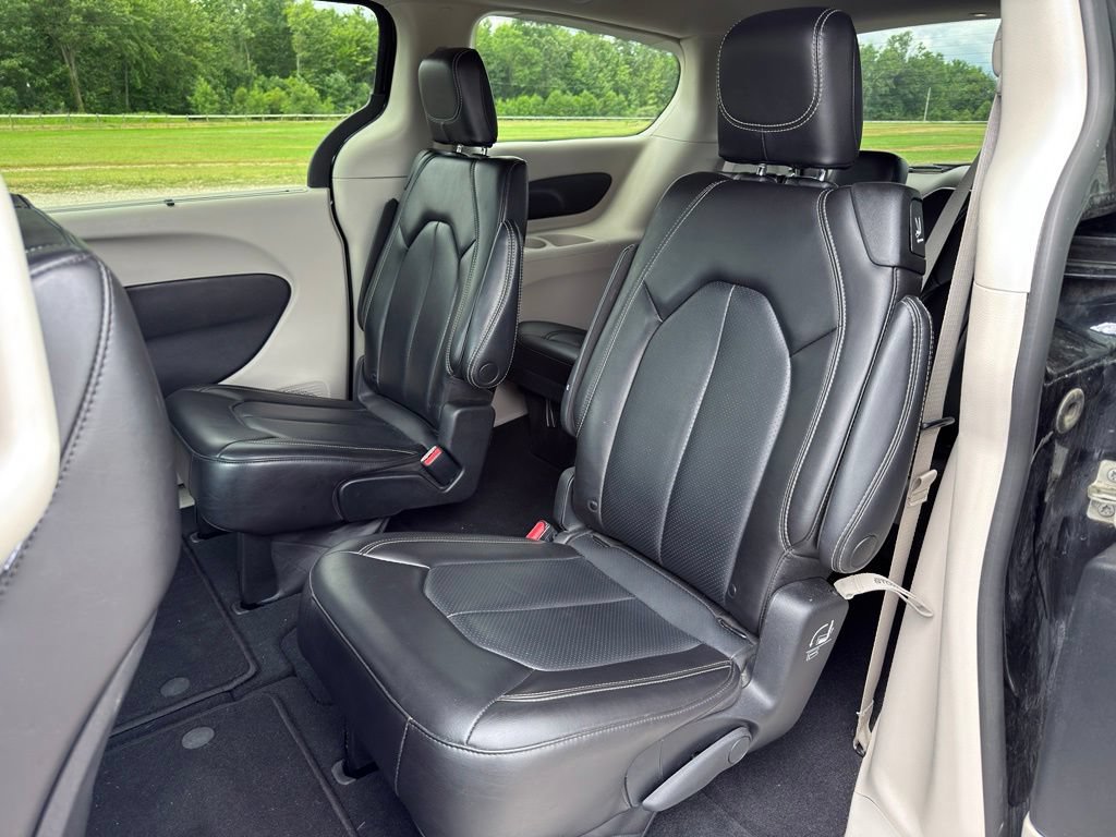 Used 2023 Chrysler Pacifica Touring-L FWD image 5