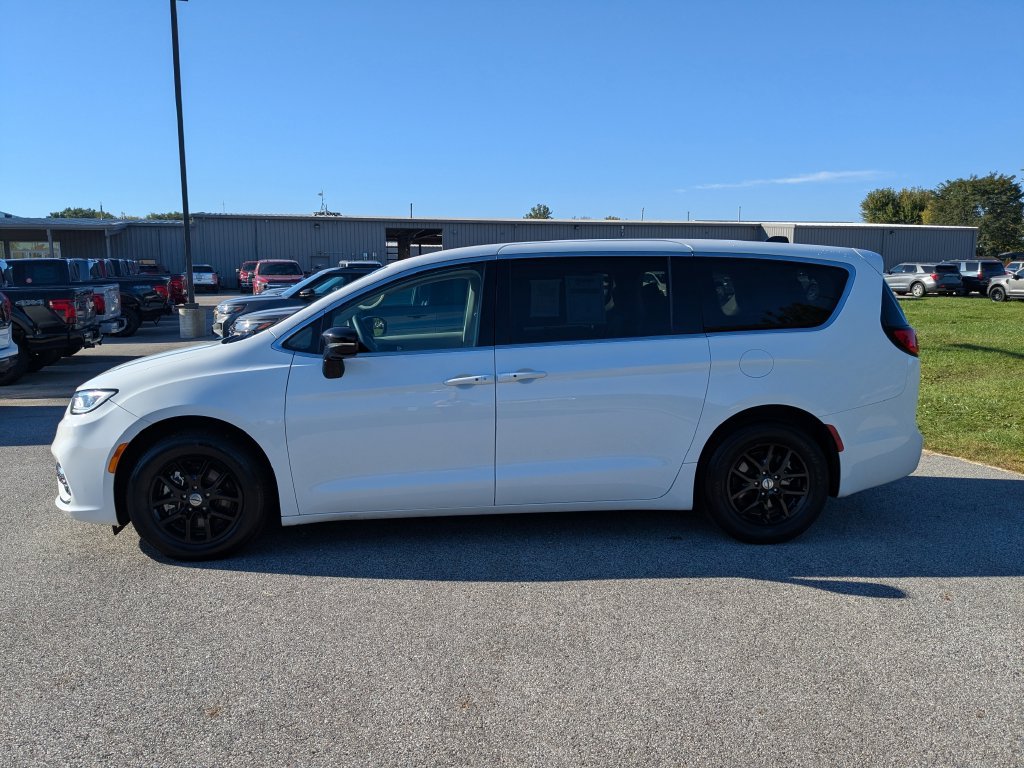 Used 2024 Chrysler Pacifica Touring-L FWD image 8